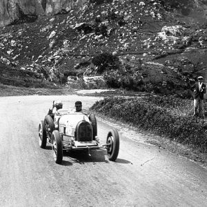 1193px-Albert_Divo_in_his_Bugatti_at_the_1928_Targa_Florio