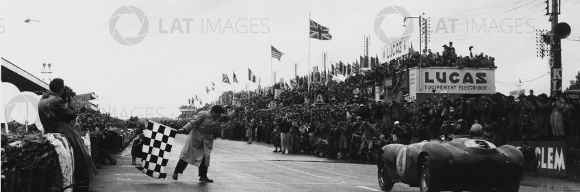 Le Mans, France. 12-13 June 1954.
Jose Froilan Gonzalez/Maurice Trintignant, Ferrari 375 Plus, 1st position, action, finish, chequered flag.
World Copyright: LAT Photographic
Ref: Autosport b&W print. Published: Autosport, 18/6/1954 p786