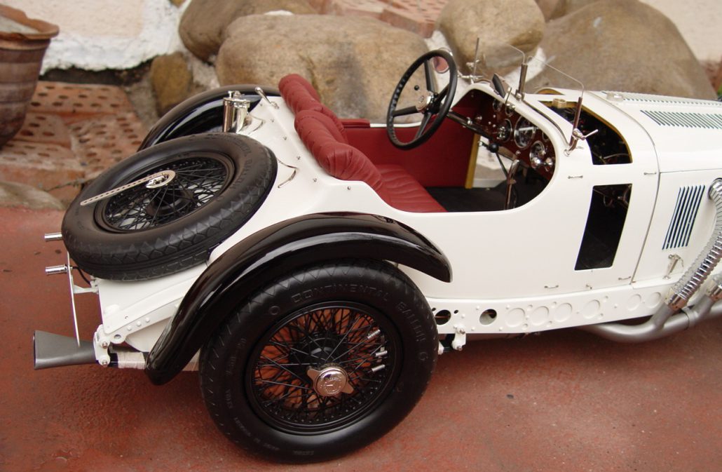 MERCEDES BENZ SSKL 1931 blanc/gardes-boue noirs/sièges marron clair 1:18 BURAGO - Collection