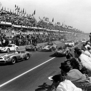 Le Mans, France. 23rd - 24th June 1962.
Buck Fulp/Peter Ryan (Ferrari 250 TRI/61), retired, is chased by a gaggle of cars at the start of the race, action. 
World Copyright: LAT Photographic.