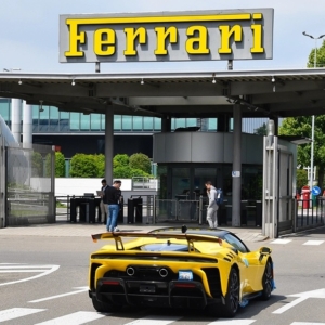gate-ferrari-fabriek-sf90xx