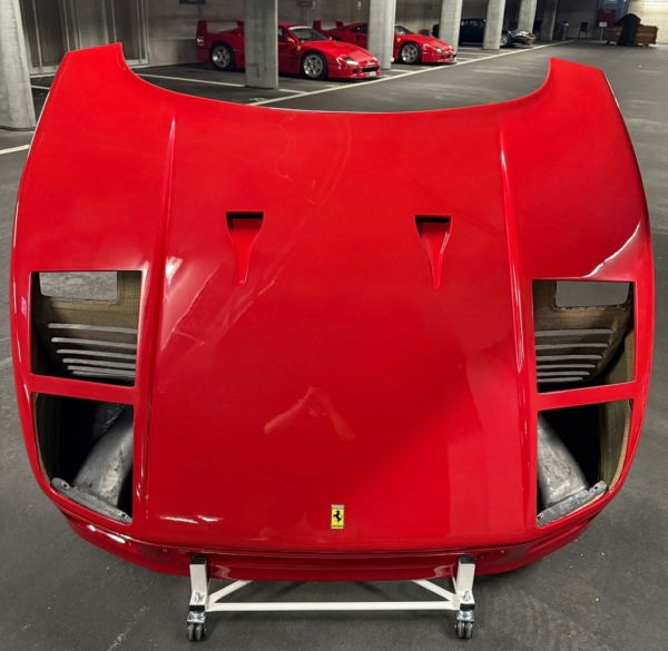 f40-bonnet-display f40-bonnet-display