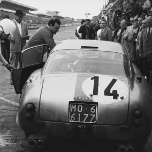 1961 Le Mans 24 hours. Le Mans, France. 10th - 11th June 1961. Pierre Noblet/Jean Guichet (Ferrari 250 GT SWB), 3rd position, pit stop action. World Copyright: LAT Photographic. Ref: 9219M - 30.
