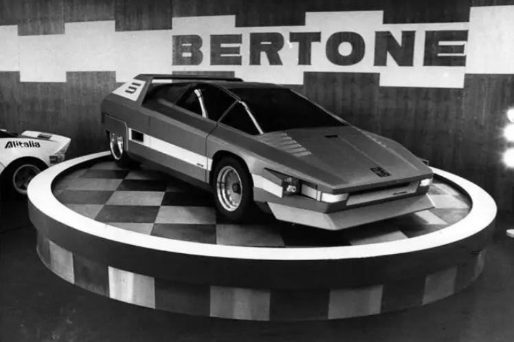 JOUSTRA Alfa Roméo NAVAJO Bertone radio guidée 1/18e